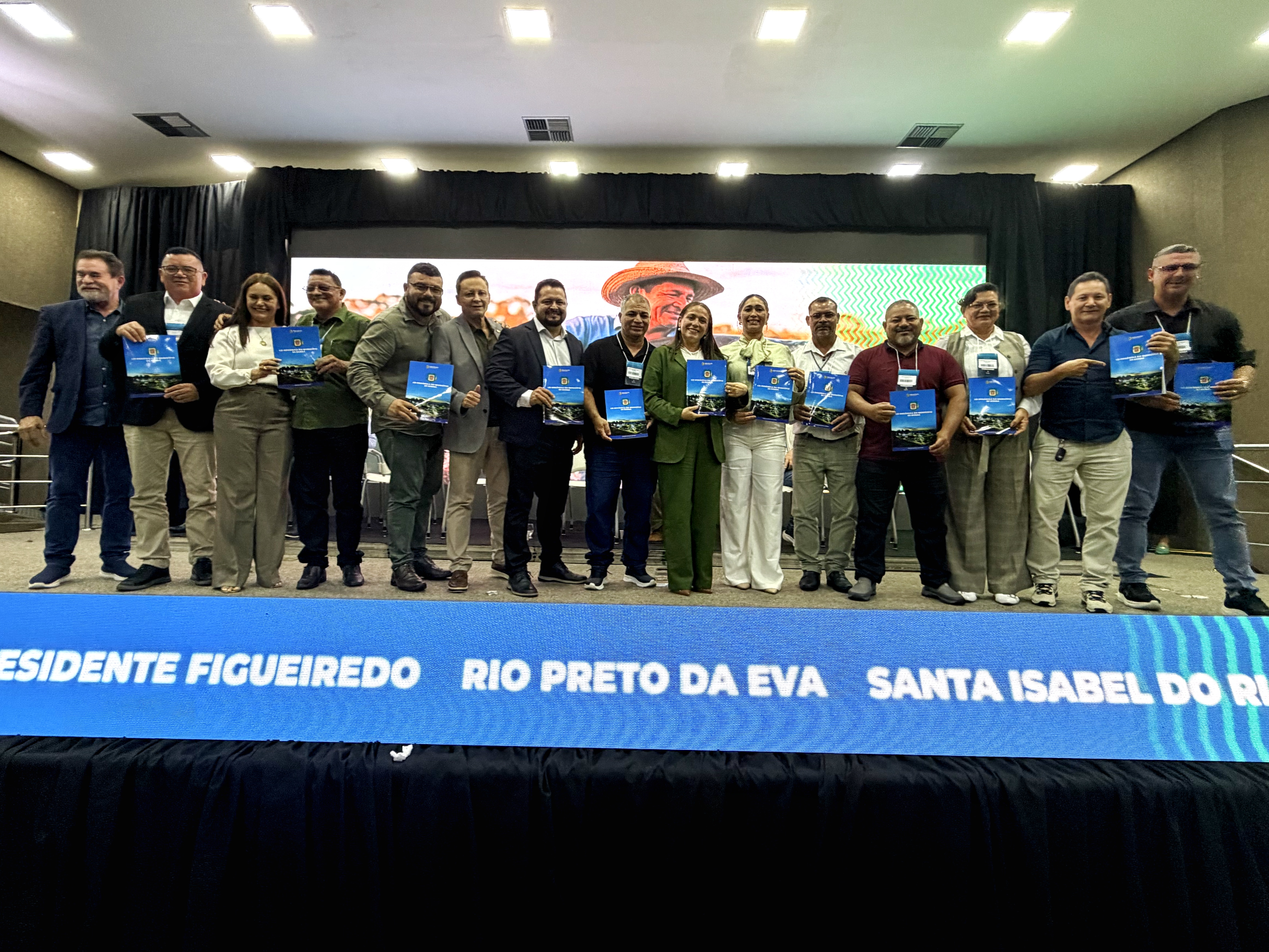 Vereadores de Borba participam do Feclam 2026 e recebem a Lei Orgânica do Município